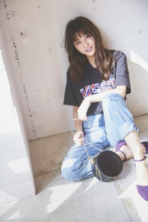 ちょっぴり背伸びなロゴTを、ペイントデニムでやんちゃコーデに♡