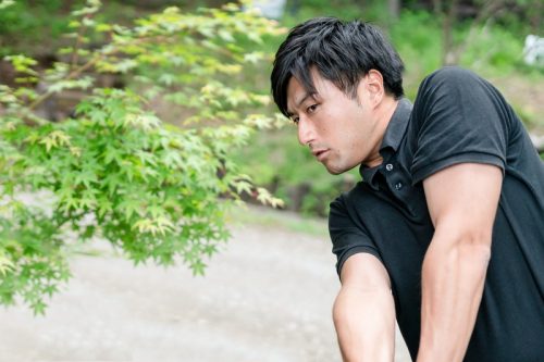 スポーツをするイケメン
