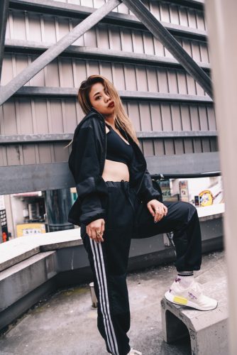 肉感のあるダブルニットを使用した“MHBJACKET”“MHBPANTS”
