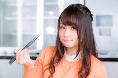 はしを持っている女性