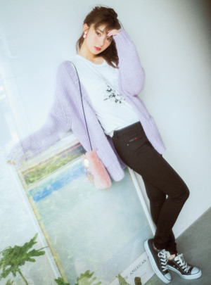 カジュアルなTシャツコーデは「色」で女らしさをトッピング♪