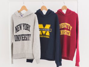 GUのカレッジロゴ入りパーカ