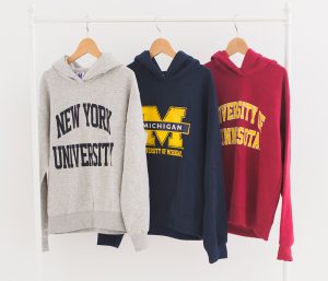 GUのカレッジロゴ入りパーカ