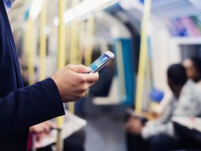電車の中でスマホ