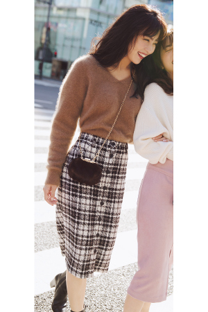 5位　「おしゃれっぽいし、女らしい！」とラブコール殺到♡ゆるニット×タイトスカート『やっぱりスカート！な、この秋。中でも「上品見えしたい！」というコから人気が高かったのがこちらのスタイル♪きれいめ～カジュアルまでどんなテイストにもマッチする幅の広さも好きな理由のひとつでした♡』