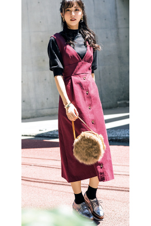 こなれシンプル・恋の秋の〝It アイテム〟はこの4つ！『must buy item 4合わせるインナーによっておしゃれの幅がぐんと広がる！レイヤードワンピースワンピースを甘さ控えめに着たいなら、ジャンスカタイプのレイヤードワンピがオススメ♪こっくりカラーをチョイスして、大人っぽくまとめるのがポイントです！』