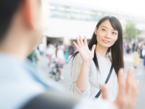 手を振る女