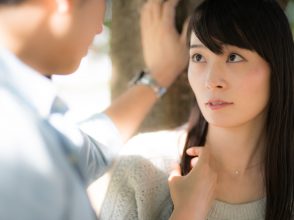 見つめる女性