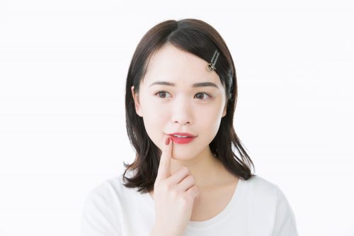 リップを直塗りし指で輪郭をぼかす