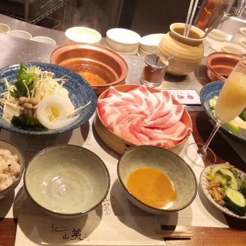 山笑ふ