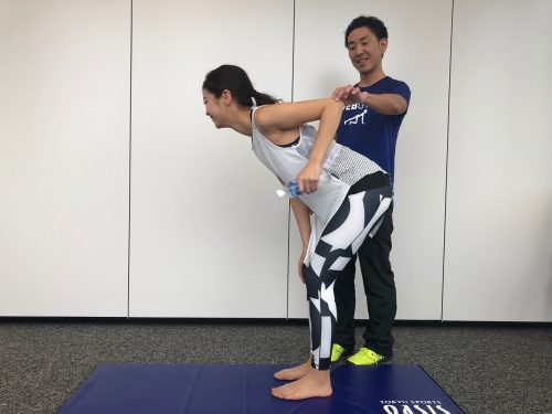 ペットボトルで二の腕痩せ！キックバック