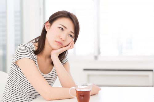 頬づえ
