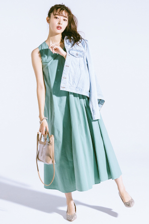 TREND PICKS #001　淡く優しく、コーデをアップデート♡　ニュアンスグリーン『寒さの厳しい今の時期からでも春気分を取り入れやすいのが、色。ダークトーンな冬モードから一転、春はグリーンがアップカミング！　白やベージュなどの明るめベーシックカラーとの相性もよく、印象がガラッと変わるのに浮かないのが高ポイント♪』
