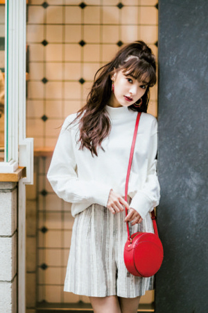 TREND PICKS #003　彼のを借りちゃった！　風なだぼっとスエット『1サイズ上ぐらいのイメージのゆるっとしたスエットで、ストリートのノリを味方に。カジュアル感の強いアイテムだから、原色やプリントものは避けるのがベター。家着っぽくならないように、着こなしに女らしさを投入することもお忘れなく！』