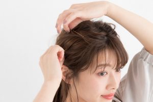 ピンの間から毛束をランダムに引き出す