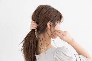 後れ毛を出す