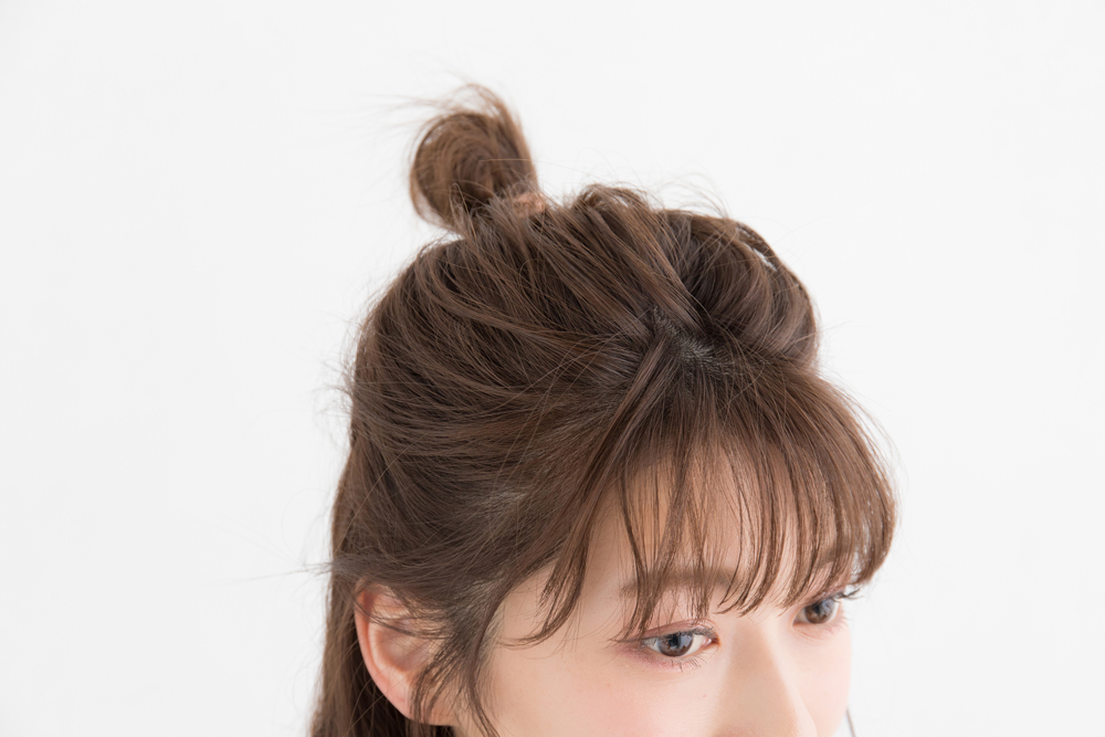 表面の髪をつまみ出してふっくらと
