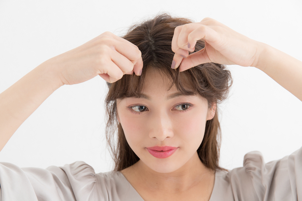 ミニアイロンで前髪を巻く