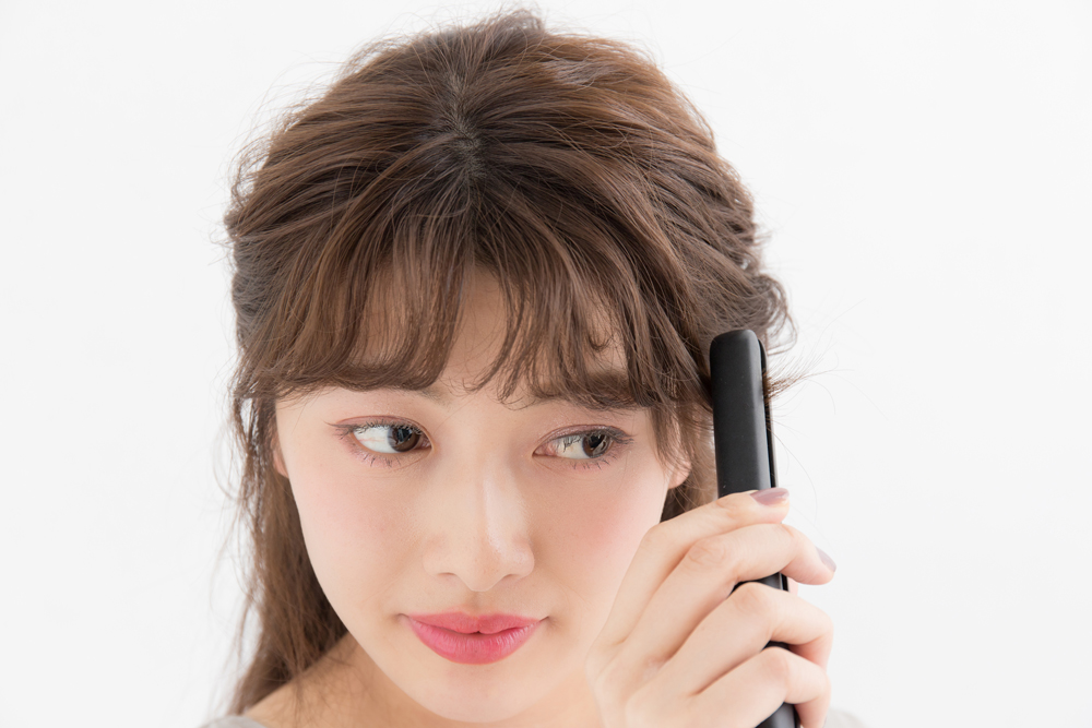 ミニアイロンで前髪を巻く