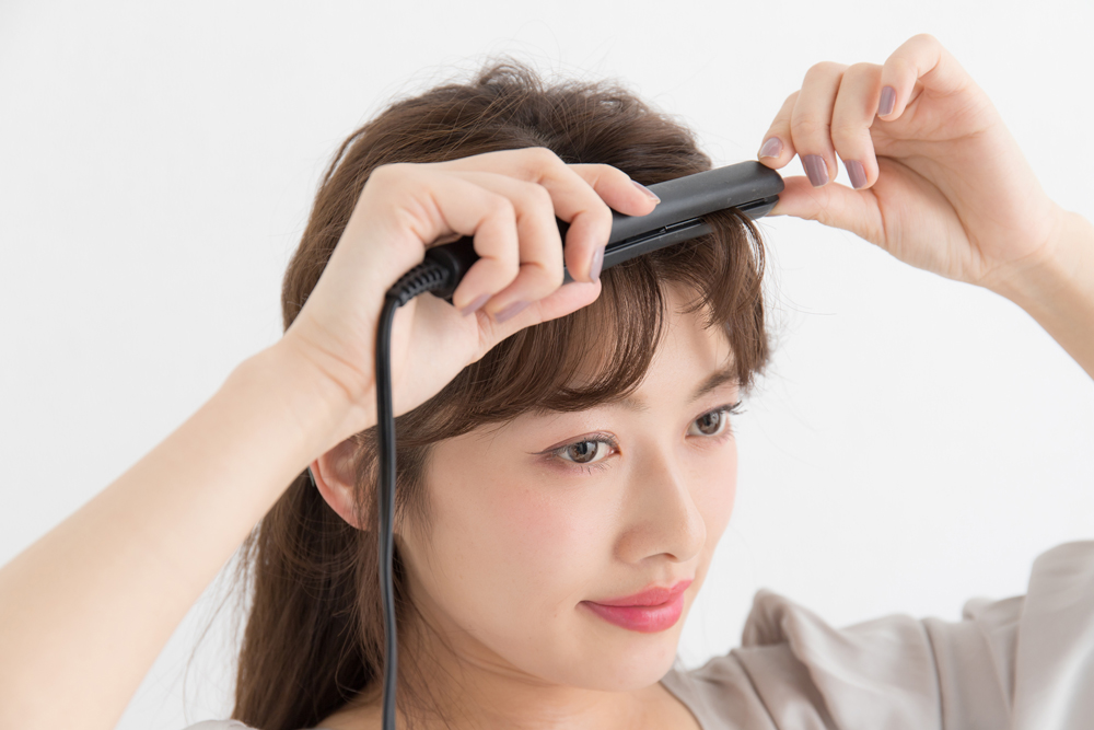 ミニアイロンで前髪を巻く