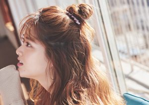 ミュートカラーのヘアアクセを使ったお団子