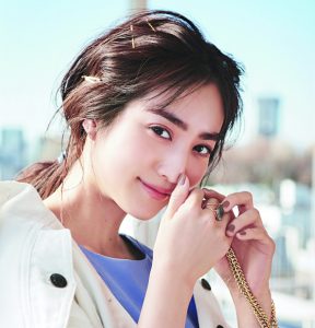 後れ毛をきかせたポニーテール