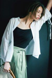 E-girls楓のシンプル白シャツ