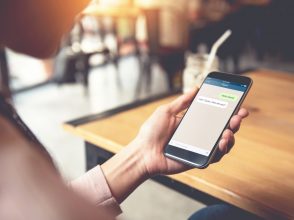 気になる彼にLINEでアプローチ！相手タイプ別「恋の落とし文句」診断