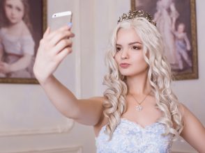 あなたの周りにもいる？「この人、自分のこと大好きだな」と思うおブス癖って？