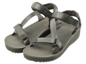 スポーツサンダル　GU　ジーユー　おすすめ　Tシャツ　CanCam