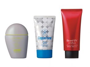 右：花王 ビオレ UV アスリズム スキンプロテクトエッセンス　70ｇ［SPF50＋・PA＋＋＋＋］　￥1,500（編集部調べ）　中：大正製薬 コパトーン パーフェクトＵＶカット キレイ魅せm 40ｇ［SPF50＋・PA＋＋＋＋］￥900　左：資生堂　BB　フォースポーツ　QD　全3色　30㎖　［SPF50＋・PA＋＋＋］￥4,200
