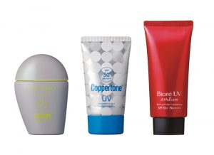 右：花王 ビオレ UV アスリズム スキンプロテクトエッセンス　70ｇ［SPF50＋・PA＋＋＋＋］　￥1,500（編集部調べ）　中：大正製薬 コパトーン パーフェクトＵＶカット キレイ魅せm 40ｇ［SPF50＋・PA＋＋＋＋］￥900　左：資生堂　BB　フォースポーツ　QD　全3色　30㎖　［SPF50＋・PA＋＋＋］￥4,200
