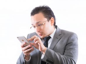 ケータイをいじる上司