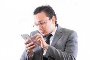 ケータイをいじる上司