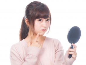 ニキビを気にする女性