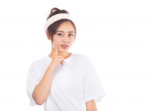 スキンケアする女性