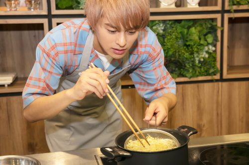 BOYS AND MEN ボイメン 小林豊 ゆたクッキング ナムル 調理中