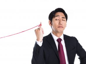 スーツの男