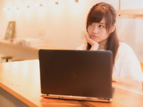 ｐｃいじる女性