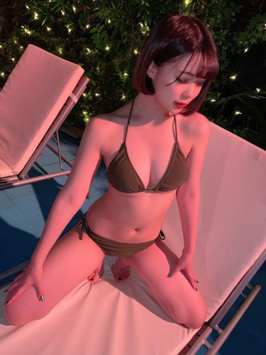 シンプルな三角ビキニがやっぱりかわいい！【水着スナップ】