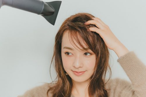 ヘア＆メイクのプロが実践するぺたんこ髪のスタイリング法【変身メイク】