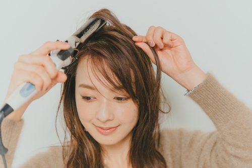 ヘア＆メイクのプロが実践するぺたんこ髪のスタイリング法【変身メイク】