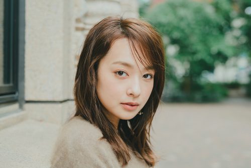 ヘア＆メイクのプロが実践するぺたんこ髪のスタイリング法【変身メイク】