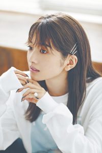 シンプル束バングを応用したヘアアレンジ