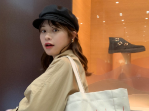 カラーニット×黒小物