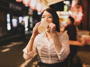 女性