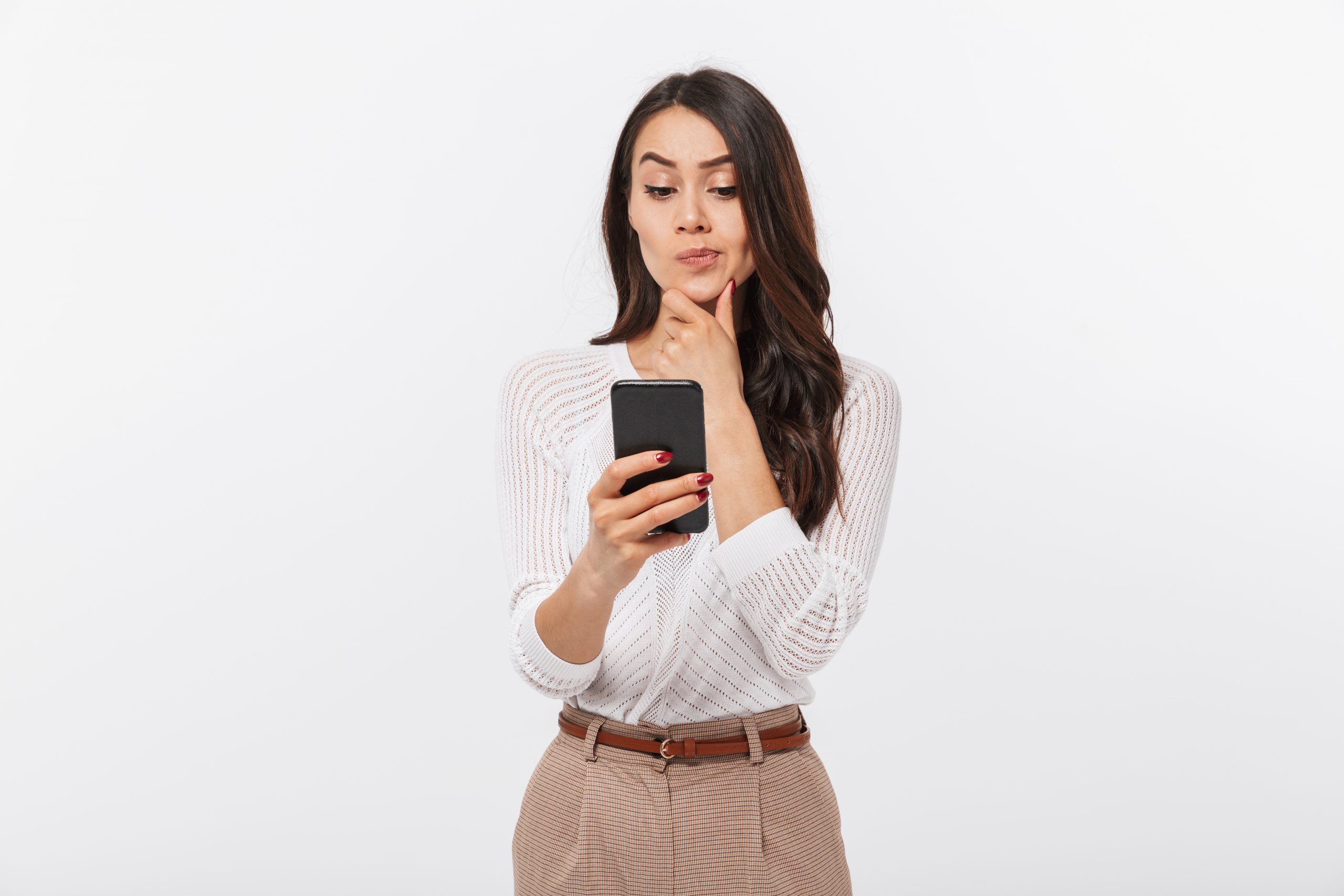 スマホを見る女性
