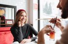 カフェにいる男女