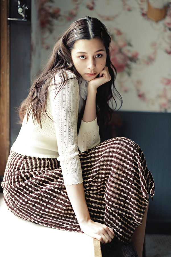 ときめくガーリー要素にエモさをトッピング♡エモかわガーリーあやみstyle『あやみstyle4今ハマってるのはほっこり感のあるクロシェレース　手で編んだような、あたたかみのあるクロシェレースは、今季甘めブランドで豊富に見つかる♪ うっすら透ける肌がなんだかエモいんです♡』