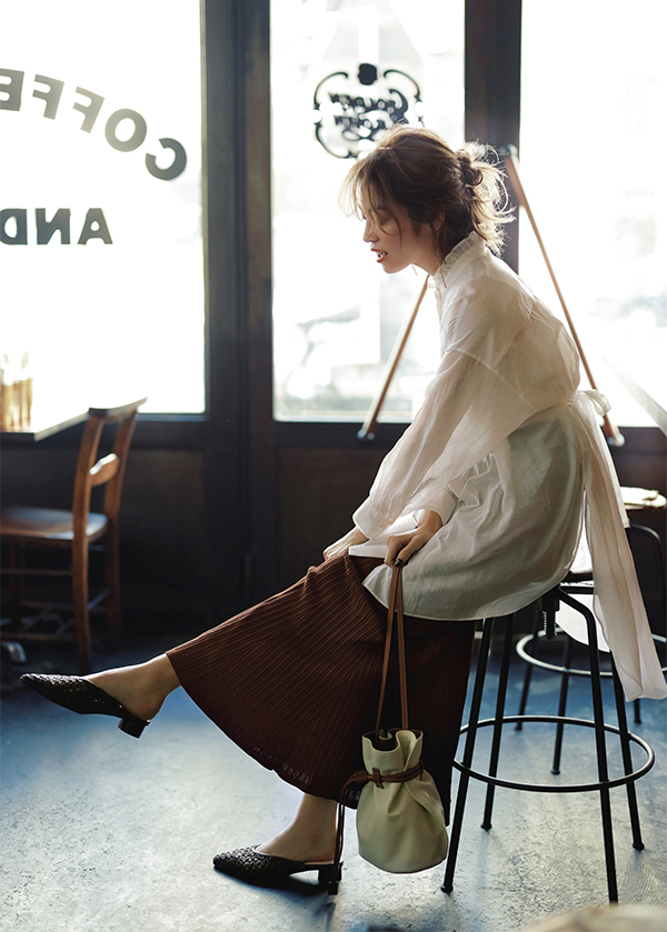 質感や色でニュアンスたっぷり仕上げに♡ 色っぽエシカル・楓Style『ファッションもライフスタイルも、〝心地よく〟がテーマの楓。この春も、体を優しく包むシルエットや、ベージュ～ブラウンを軸にしたあいまい配色が気分。とはいえほっこり見えるのは避けたいから、得意の肌見せ＆旬の素材使いで女っぽさはキープ♡』
